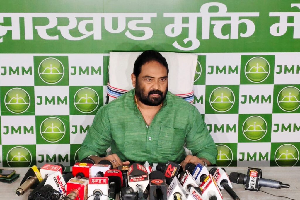 जनता को गुमराह करने में लगी है भाजपा : विनोद पांडेय