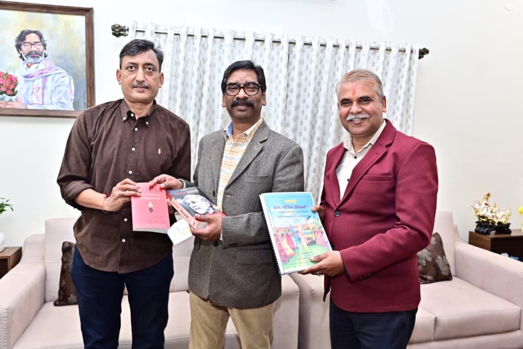 हेमंत सोरेन से मिले कैलाश सत्यार्थी के सहयोगी, आत्मकथा और एनुअल रिपोर्ट भेंट की