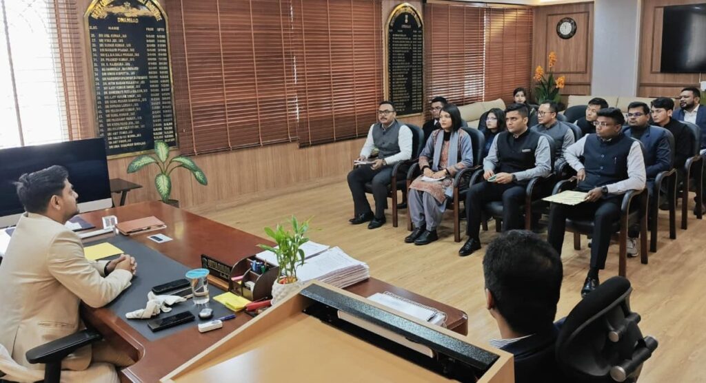 10 प्रशिक्षु आईएएस धनबाद दौरे पर, खनन कार्यों और पुनर्वास योजनाओं को देखा-समझा