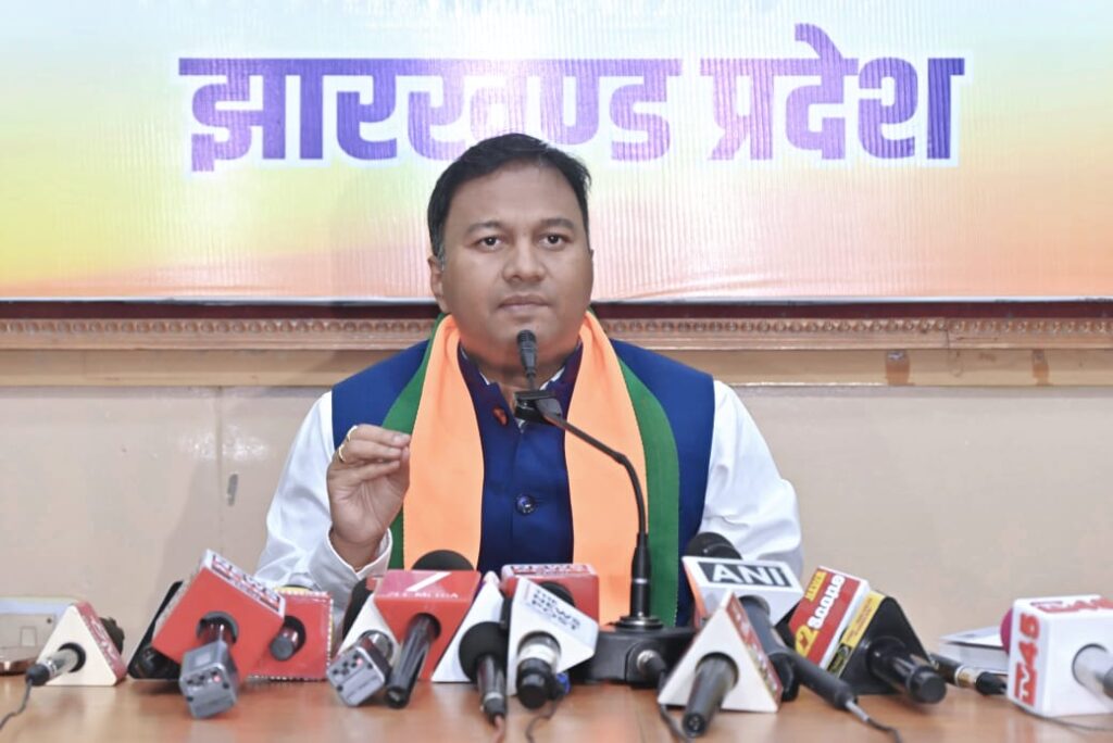 दावोस में सीएम हेमंत सोरेन को मिला ‘व्हाइट बैज’ सम्मान नहीं, पहचान पत्र: भाजपा