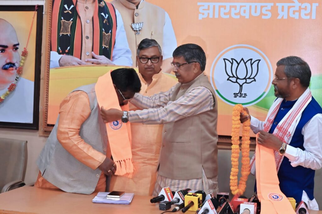 झारखंड के पूर्व मंत्री दुलाल भुईयां एक बार फिर बीजेपी में हुए शामिल