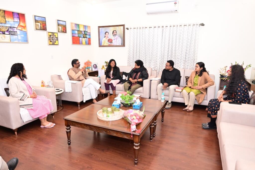 विदेश में उच्च शिक्षा हासिल कर रहे आदिवासी युवाओं ने सीएम से मुलाकात की, रिसर्च और डॉक्टेरेट पर जोर