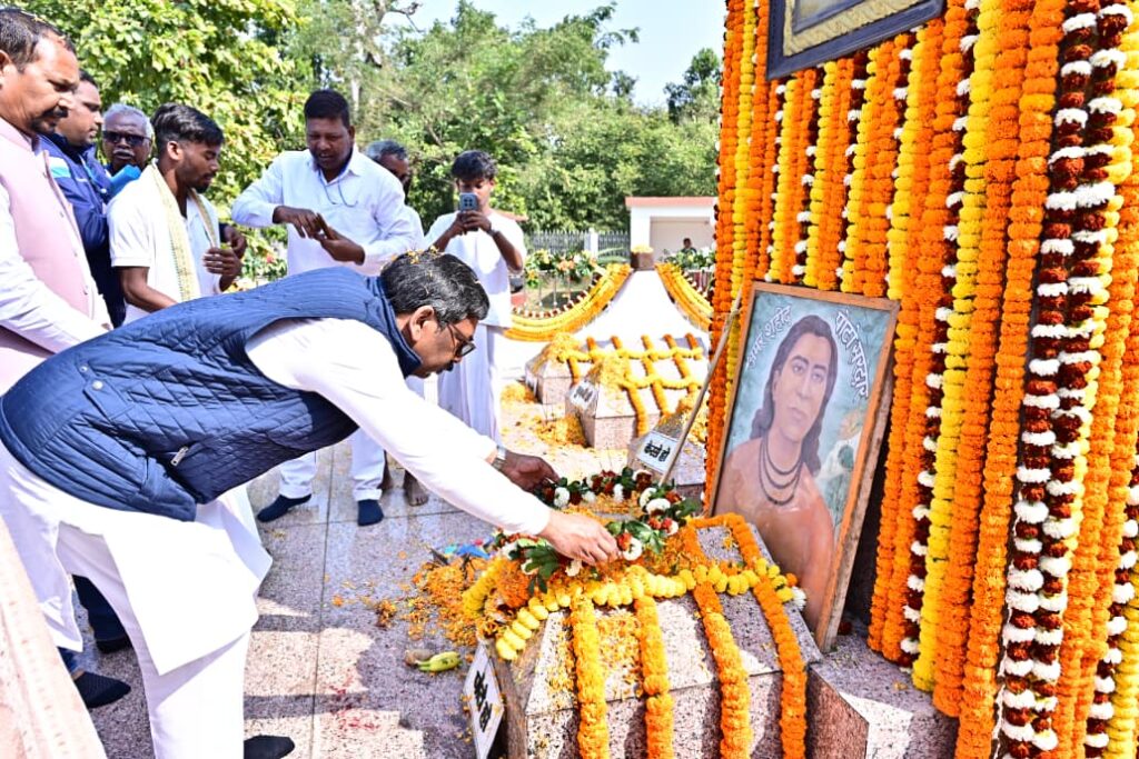 सेरेंगसिया में वीर शहीदों का नमन, हेमंत सोरेन ने बांटी 637 करोड़ रुपये की परिसंपत्तियां