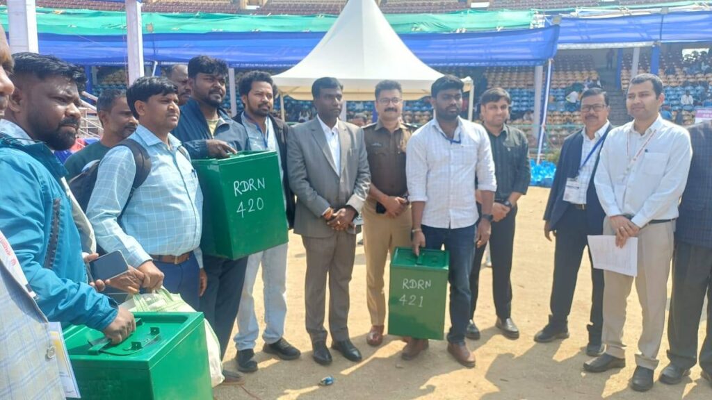 झारखंडः 48 शहरी निकायों में चुनाव की तैयारियां पूरी, मतदान केंद्रों पर पहुंचीं पोलिंग पार्टियां