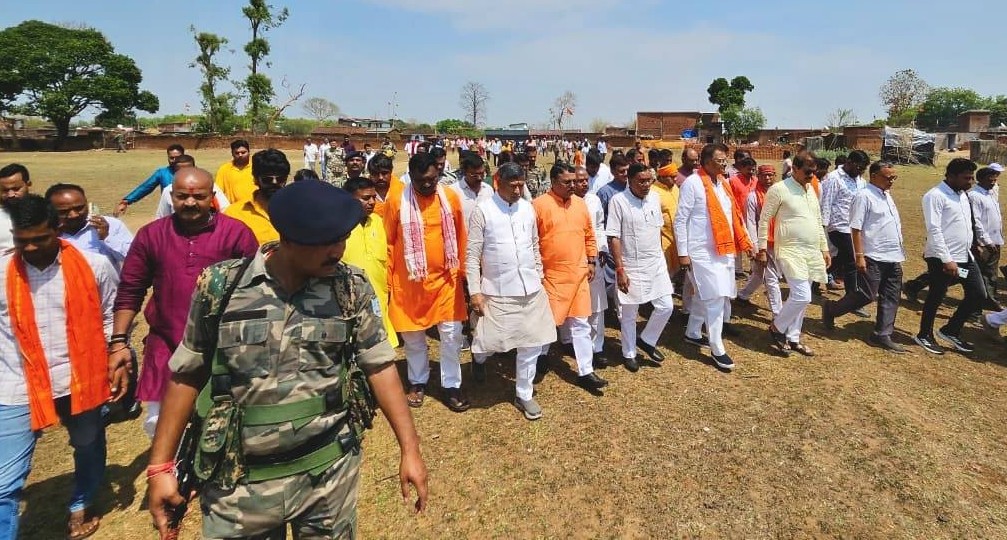 नाबालिग बच्ची की हत्याः बीेजेपी के प्रदेश अध्यक्ष आदित्य साहू और सांसद, विधायक पहुंचे विष्णुगढ़, हजारीबाग बंद का ऐलान