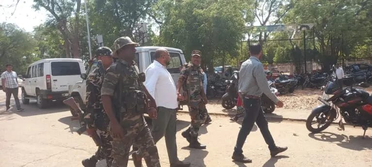 झारखंड के सरायकेला में भू-अर्जन कार्यालय के बड़ा बाबू पांच लाख रुपये घूस लेते गिरफ्तार