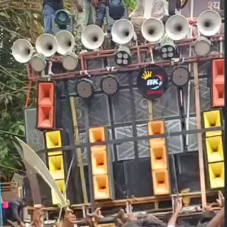 झारखंड के मेदिनीनगर में दो डीजे जब्त, महिला की तबयीत बिगड़ने और होटल में लगे शीशे टूटने के बाद कार्रवाई