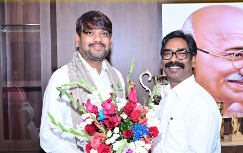 हेमंत सोरेन से मिले धनबाद के मेयर संजीव सिंह बोले- ‘शहर के विकास में सहयोग मांगा है’