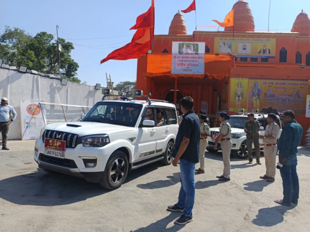 रांचीः रामनवमी को लेकर सुरक्षा के कड़े इंतजाम, कई इलाके में फ्लैग मार्च, एसएसपी पहुंचे तपोवन मंदिर