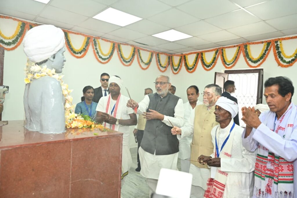 उलिहातू पहुंचे उपराष्ट्रपति, बिरसा मुंडा की दी श्रद्धांजलि, धरती आबा के वंशजों और ग्रामीणों से भी मिले