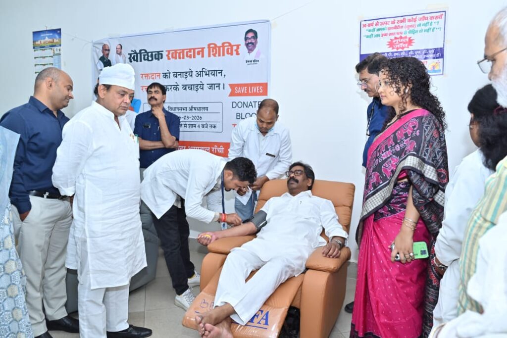 झारखंड विधानसभा परिसर में स्वैच्छिक रक्तदान शिविर, मुख्यमंत्री हेमंत सोरेन ने भी डोनेट किया