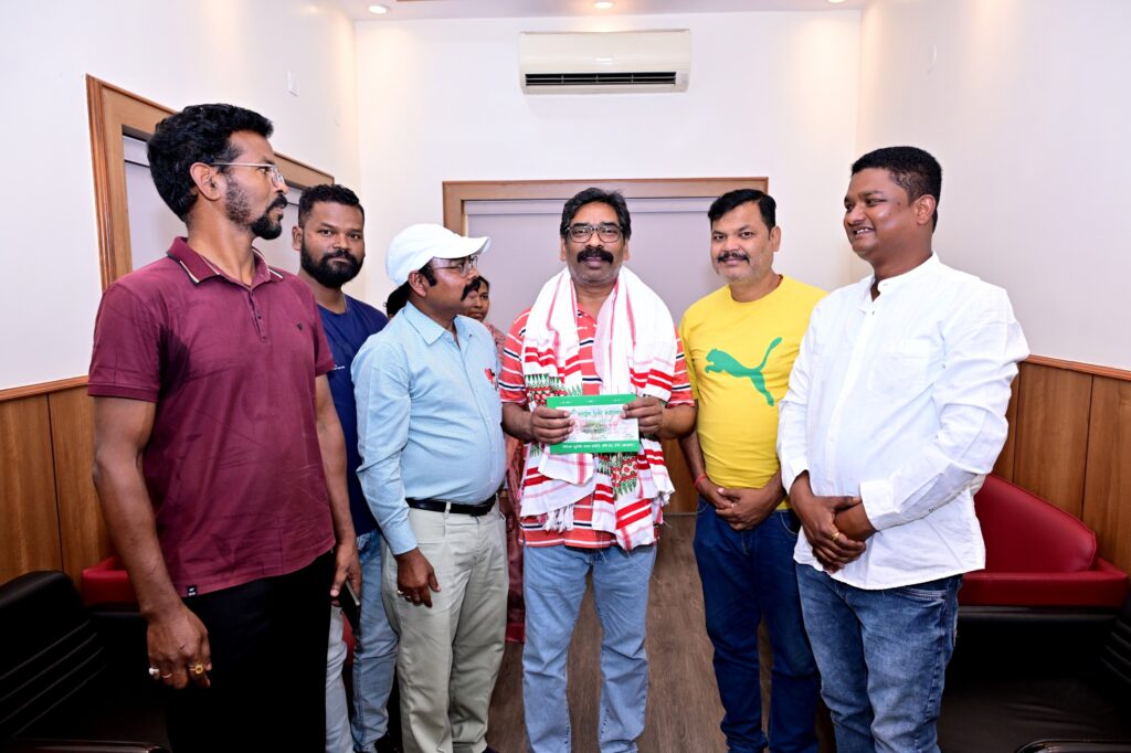 सीएम हेमंत से मिले सरना समिति हातमा के प्रतिनिधि, सरहुल महोत्सव में शामिल होने का आमंत्रण