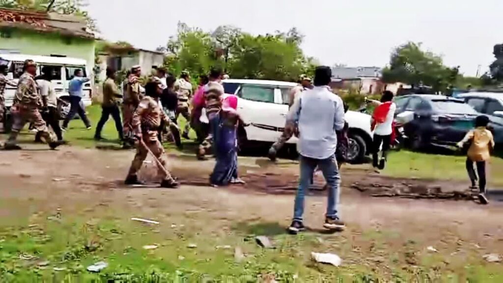 धनबादः घरों के जमींदोज और तीन लोग की मौत के बाद लोगों का गुस्सा फूटा, बीसीसीएल अधिकारियों पर पथराव