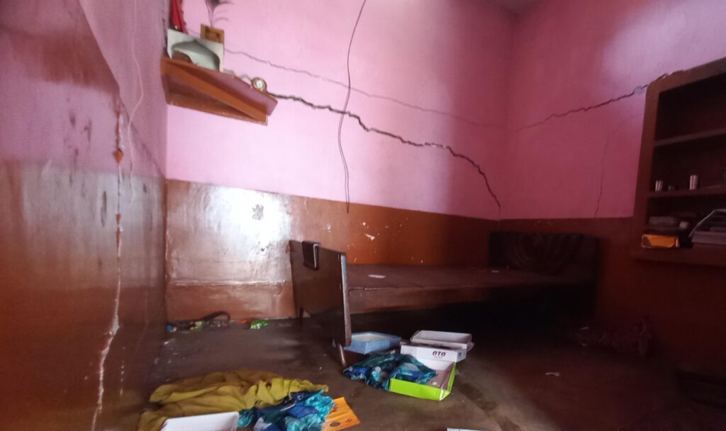 झरिया में जमीन फटी, घरों में पड़ी दरारें, दहशत में लोग, विधायक और मेयर पहुंचे जायजा लेने