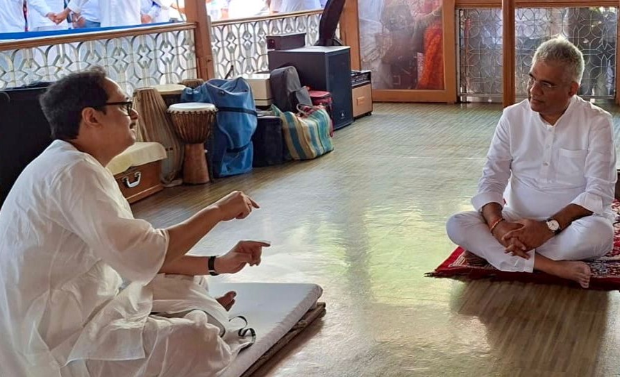 देवघरः केंद्रीय मंत्री और बंगाल के चुनाव प्रभारी भूपेंद्र यादव सतसंग आश्रम, आचार्यदेव का आशीर्वाद लिया