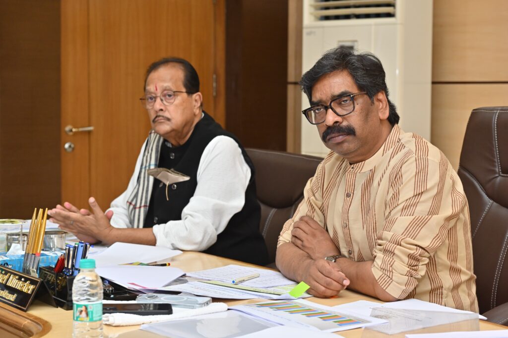 विभागों के कामकाज की समीक्षा में जुटे सीएम, अवैध खनन रोकने के लिए कठोर कदम उठाने के निर्देश