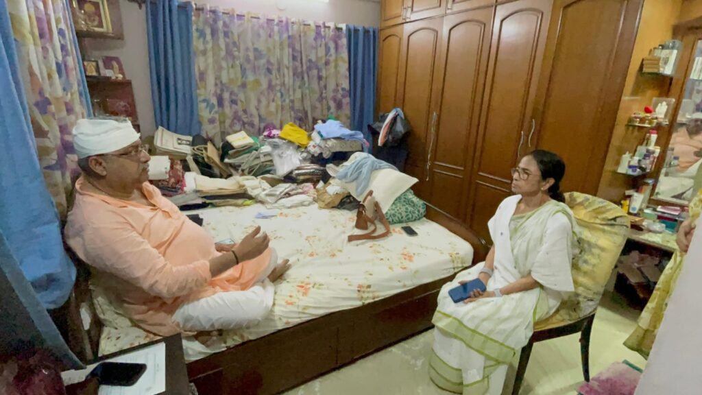 अभिषेक के बाद टीएमसी सांसद कल्याण बनर्जी पर हमला, ममता मिलने पहुंचीं