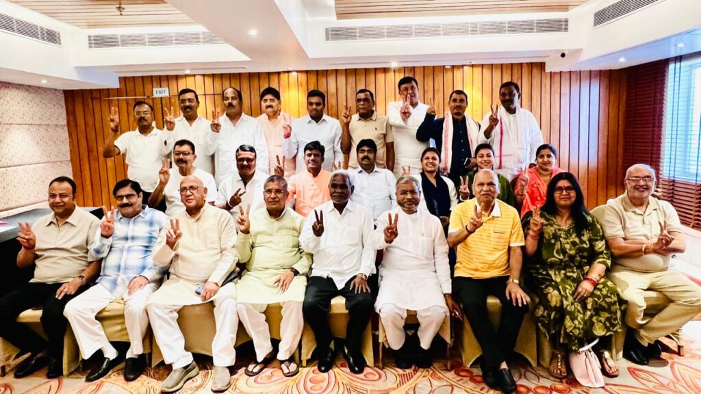 होटल रेडिसन ब्लू से आई एनडीए विधायकों की तस्वीर, आदित्य साहू बोले-‘इसे देखकर कांग्रेसी खेमे को नींद नहीं आएगी’
