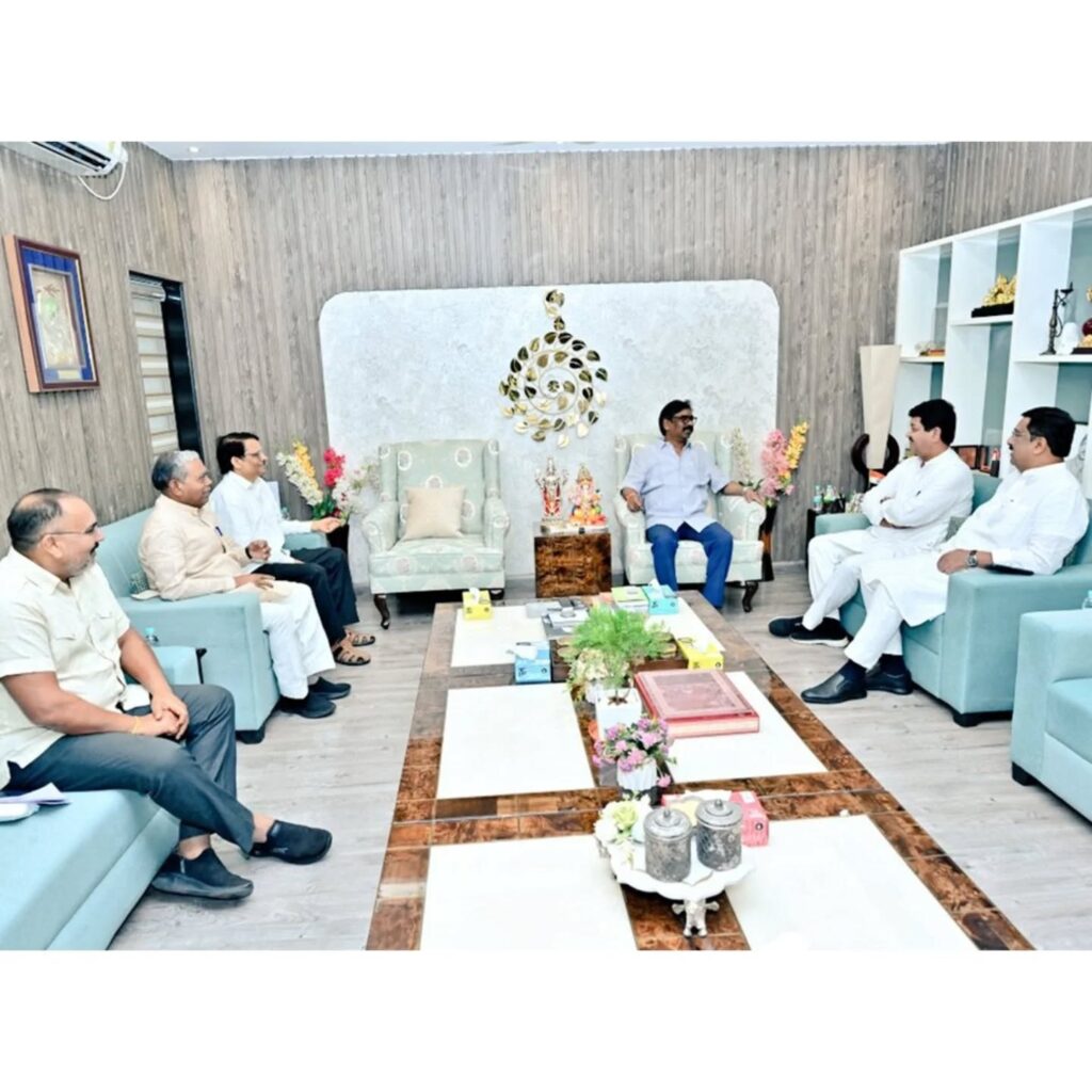 झारखंड में राज्यसभा चुनावः आंकड़े बचाने की आस के साथ कांग्रेस के नेता हेमंत सोरेन से मिलने पहुंचे