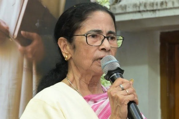 बंगाल में सत्ता गंवाने के बाद ममता बनर्जी को एक और बड़ा झटका, टीएमसी के 20 सांसद टूटे, एनडीए के साथ जाएंगे