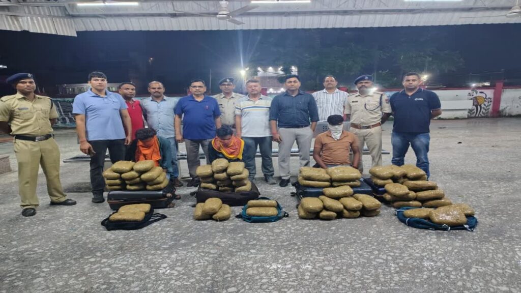 रांची में ऑपरेशन NARCOS- संबलपुर-जम्मू तवी एक्सप्रेस से बिहार के तीन युवक गिरफ्तार, 30 लाख रुपए का गांजा बरामद