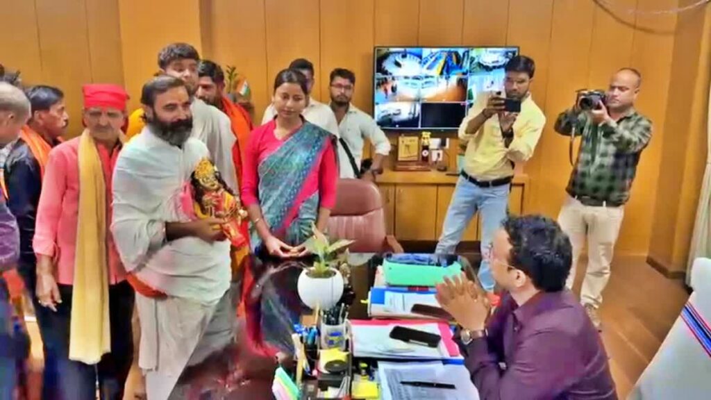 हजारीबागः जब ठाकुरबाड़ी के महंत नंगे पांव मूर्ति लिए डीसी के पास पहुंचे, अर्जी लगाई- ‘भगवान की जमीन बचा लीजिए’
