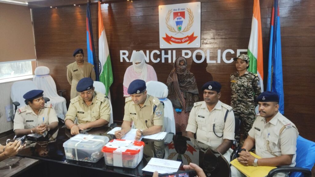 रांचीः अशोक नगर में बिल्डर के घर हुई चोरी में अंतर्राज्यीय गिरोह का हाथ, जेवरात के साथ कोलकाता से दो महिलाएं गिरफ्तार