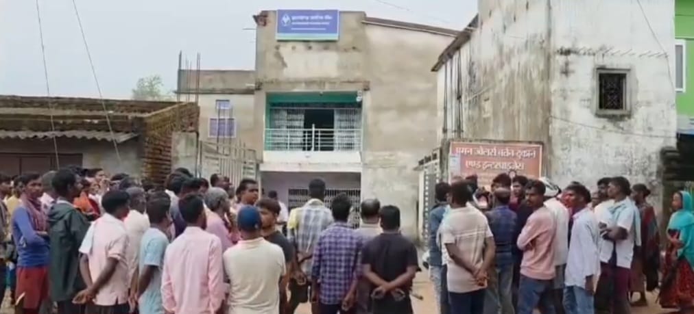 गढ़वाः वृद्धा पेंशन की आस में आदिवासी बुजुर्ग की मौत, जांच में बैंक प्रबंधक दोषी, कार्रवाई होगी