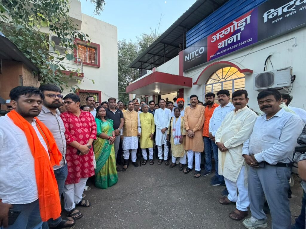 झड़प के बाद भाजपाई पहुंचे थाना, कांग्रेस नेताओं के खिलाफ मारपीट, तोड़फोड़ और दंगा का आरोप लगाए