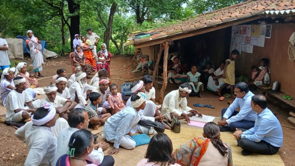 SIR को लेकर आदिवासियों के बीच पहुंचे मुख्य निर्वाचन पदाधिकारी, बोले, मतदाता सूची में नाम जरूर दर्ज कराएं