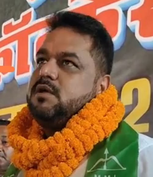 गढ़वा जेएमएम में फूट, विधायक के खिलाफ बयानबाजी के बाद दीपक प्रताप देव को कारण बताओ नोटिस