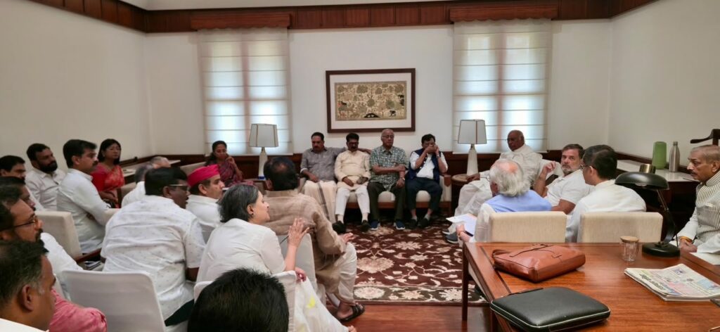 संसद के मानसून सत्र के दौरान इंडिया ब्लॉक के नेताओं की बैठक, राहुल गांधी भी मौजूद रहे