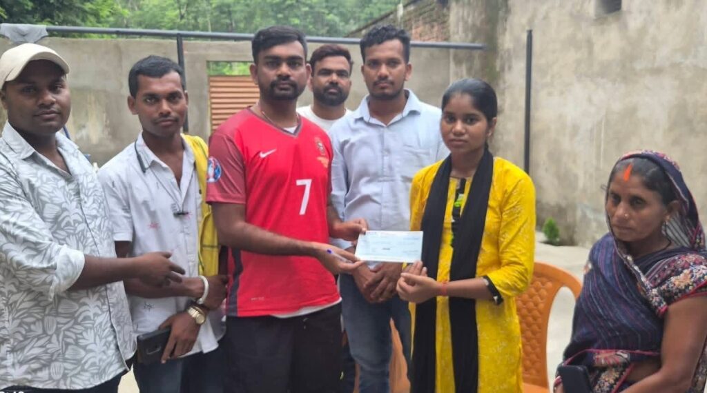 झारखंड की इंटरमीडिएट टॉपर छोटी की मदद में आगे आए विधायक जयराम ने अपने वेतन से फीस के पैसे दिए