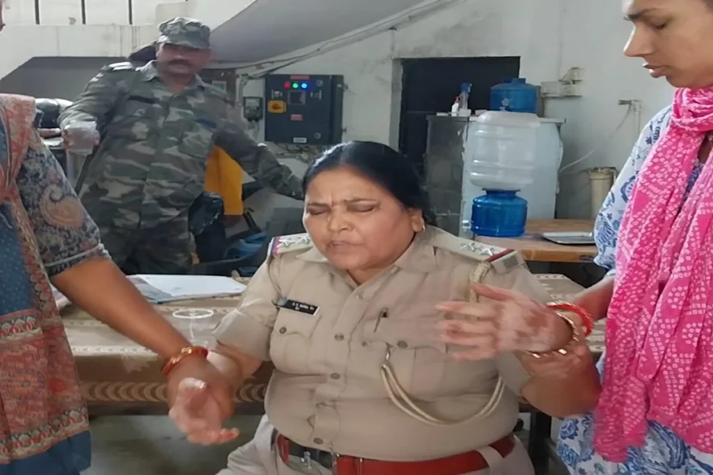 खूंटीः महिला थाना की प्रभारी सुलेखा कुमारी सपना 50 हजार रुपये घूस लेते गिरफ्तार, एसीबी की कार्रवाई