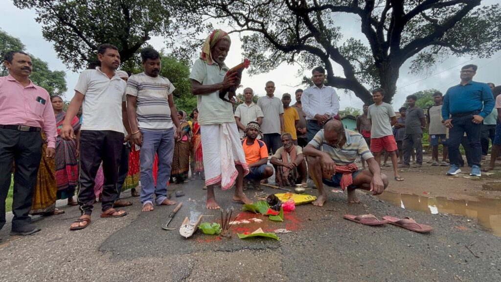 सिस्टम से हारे आदिवासियों को अब प्रकृति पर भरोसा, जर्जर सड़क नहीं बनी, तो पूजा कर देवताओं का पुकारा