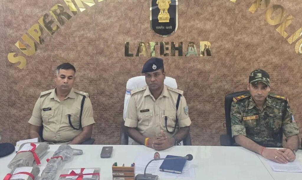 लातेहारः नक्सली रविंद्र गंझू की निशानदेही पर एके 56 और 90 राउंड गोलियां बरामद