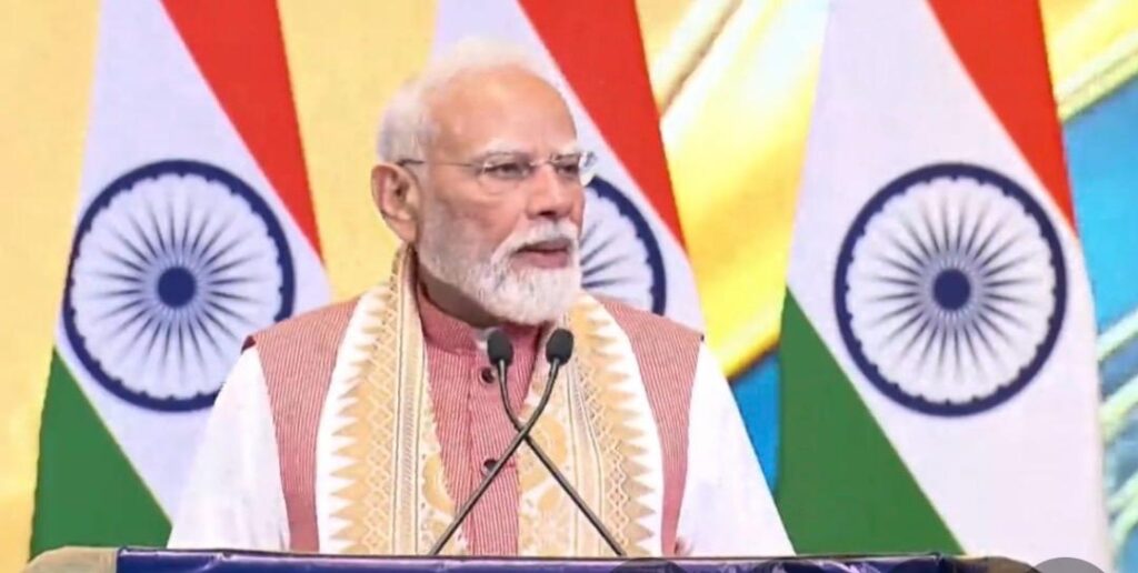 जकार्ता में भारतीय समुदाय के बीच पीएम मोदी का संबोधन- ‘कुछ-कुछ से भी आगे बढ़कर बहुत कुछ होता है’