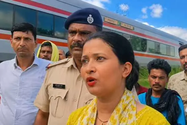 झारखंड पुलिस में सब-इंस्पेक्टर पति-पत्नी और बच्चे के साथ गया-हावड़ा एक्सप्रेस में मारपीट, विरोध में ट्रेन रोकी