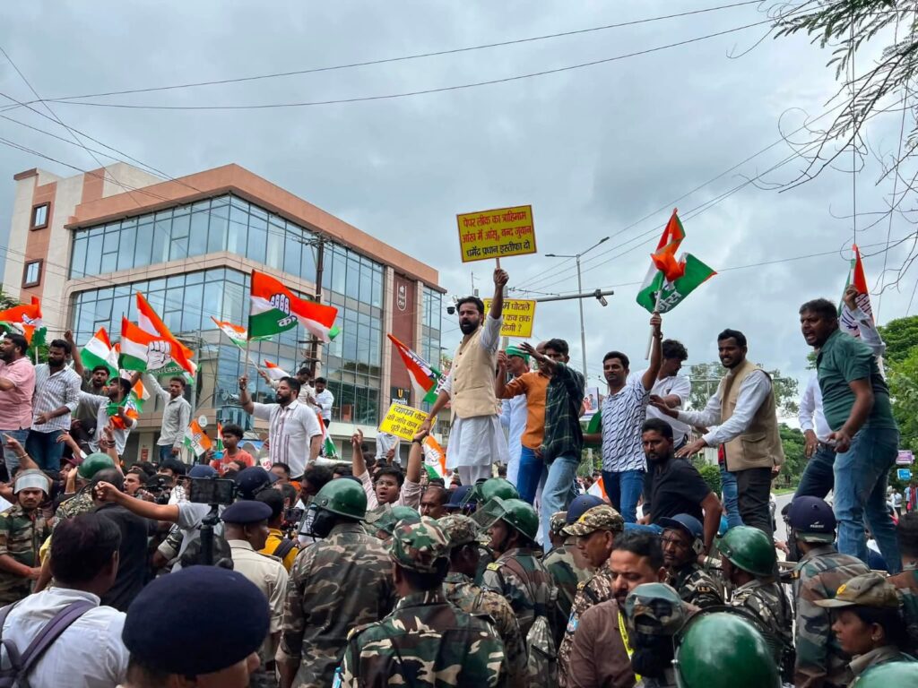 रांचीः बीजेपी ऑफिस के सामने कांग्रेस का प्रदर्शन, खूब चले अंडे, टमाटर और पत्थर, पुलिस दिन भर जूझती रही