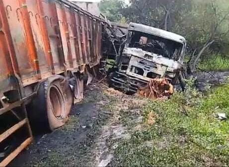 झारखंडः हाता-चाईबासा एनएच पर ट्रेलर और ट्रक में भिड़ंत के बाद लगी आग, जल कर मरे दो लोग