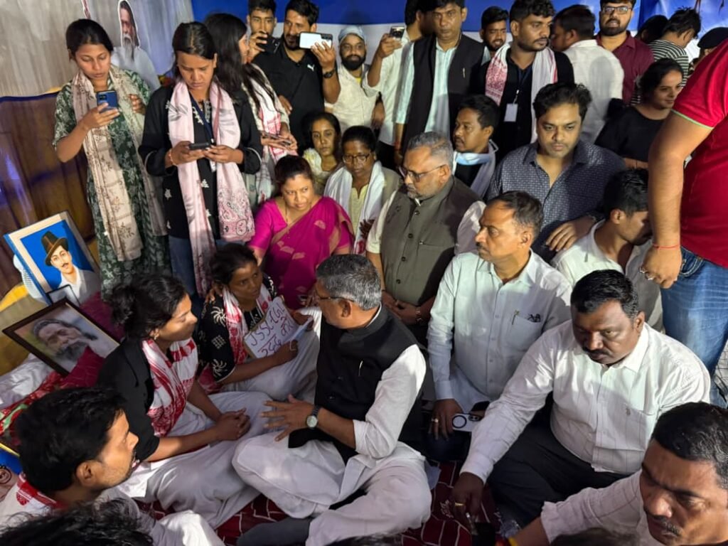 आंदोलनकारी छात्रों से मिलने पहुंचे बीजेपी के आदित्य साहू, बोले 10 अगस्त का विधानसभा घेराव जोरदार होगा