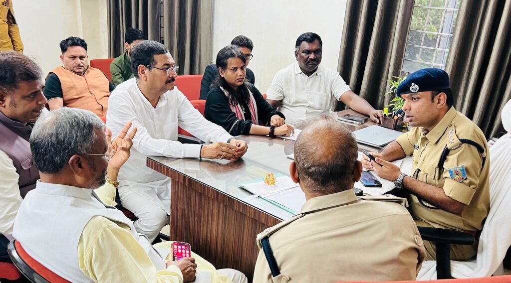 बदसलूकी के खिलाफ छात्रा का मामला दर्ज कराने कोतवाली थाना पहुंचे बाबूलाल, बोले-’25 अगस्त से मैजिस्ट्रेट का घेराव’