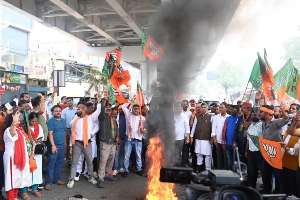 छात्रों पर पुलिसिया कार्रवाई के खिलाफ झारखंड बंद के दौरान जगह-जगह सड़कों पर उतरे बीजेपी कार्यकर्ता