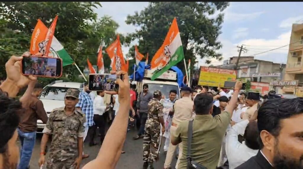 धनबादः कांग्रेस-बीजेपी कार्यकर्ता भिड़े, पुतला जलाने के दौरान भारी हंगामा