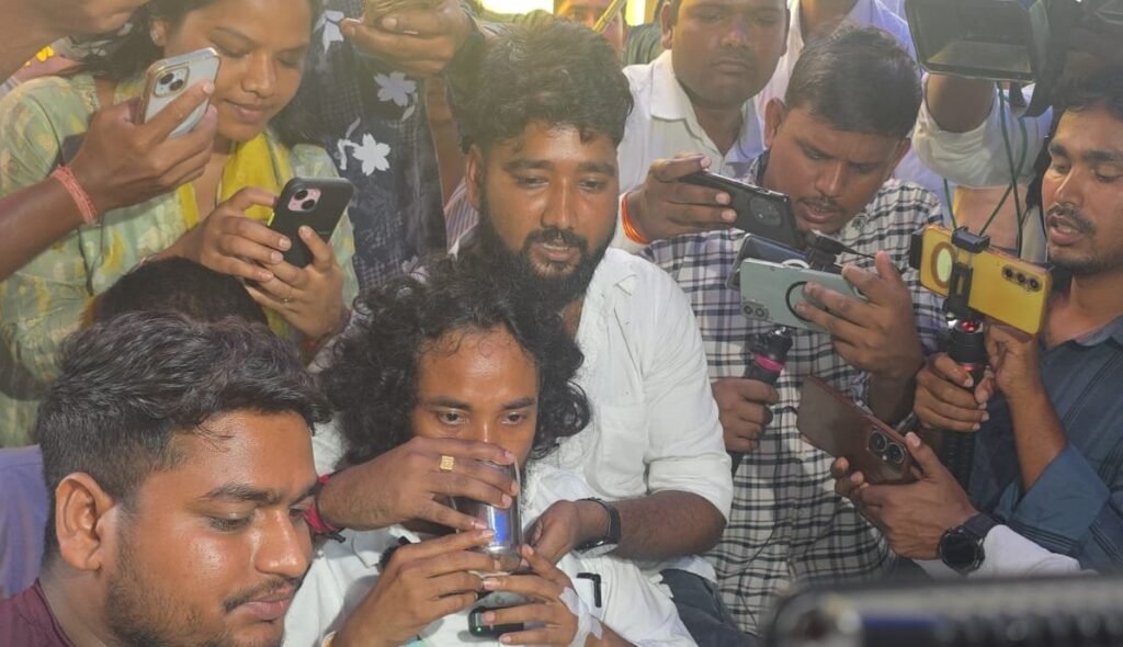 झारखंड आएगी कॉकरोच जनता पार्टी, देवेंद्र की वांगचुक से बात के बाद क्या हुआ