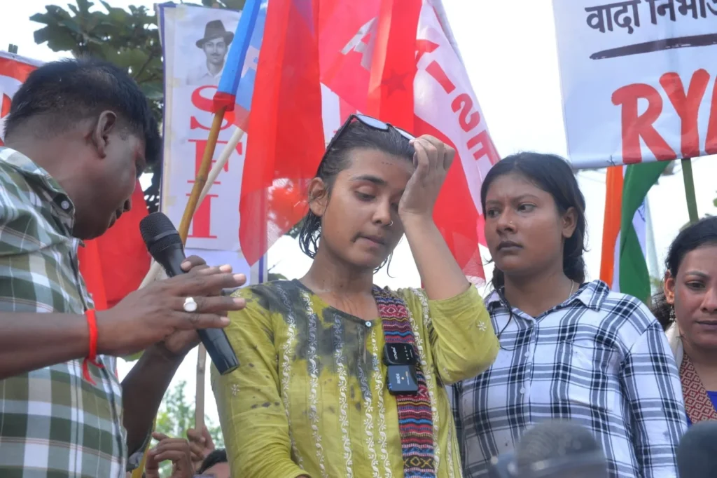 रांची में नेहा बोरा पर स्याही फेंकी गई, विधानसभा घेराव में शामिल थीं, बोलीं- ‘ मैं इससे डरने वाली नहीं हूं’