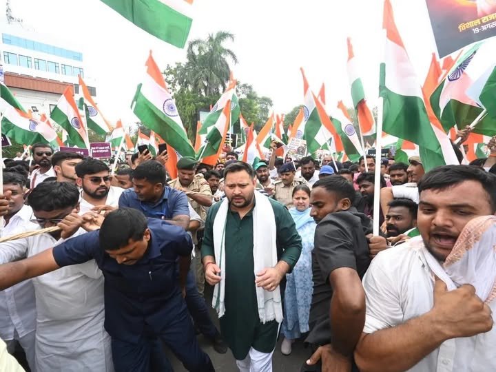 बिहारः छात्रों के सवाल पर राजद का राजभवन मार्च, पुलिस ने छोड़ा वाटर कैनन, तेजस्वी हिरासत में