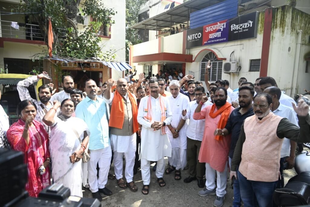 रांचीः श्यामा प्रसाद मुखर्जी की प्रतिमा पर कालिख, बीजेपी गुस्से में, प्राथमिकी दर्ज कराने थाना पहुंचे कार्यकर्ता