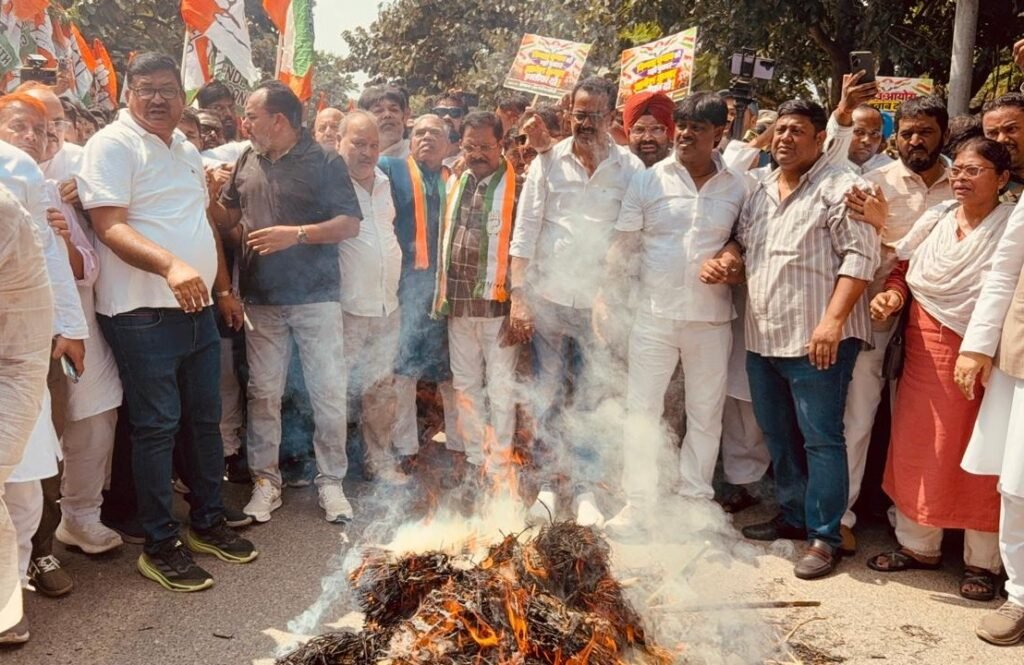 झारखंडः ज्ञानेश कुमार के इस्तीफे की मांग को लेकर कांग्रेस का राज्यव्यापी प्रदर्शन, रांची में सीईओ कार्यालय घेरा
