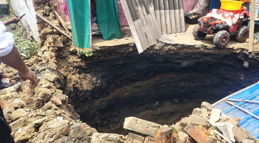धनबादः नहीं थम रहीं भू-धंसान की घटनाएं, लोयाबाद में बची परिवार की जान, घर का कमरा जमींदोज